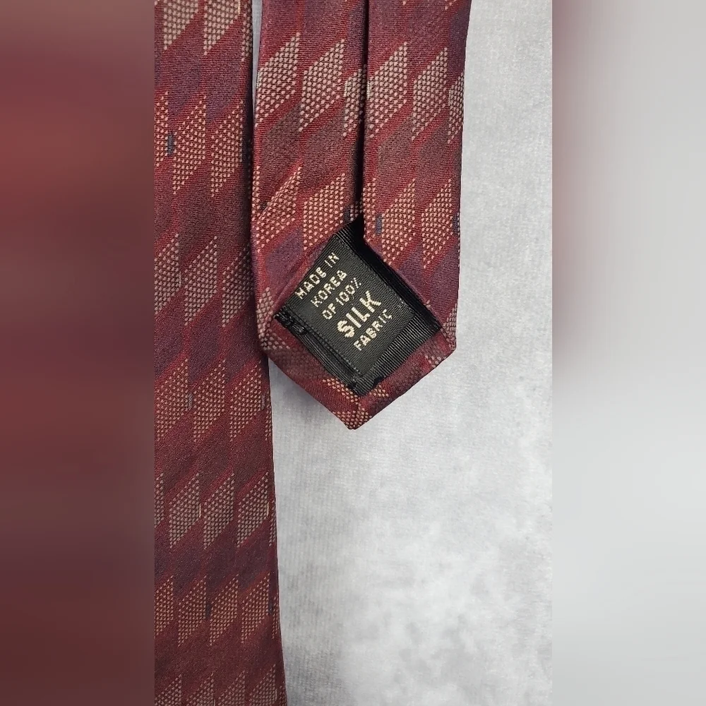 DKNY Men’s Silk Tie Burgundy Geometric‎ pattern